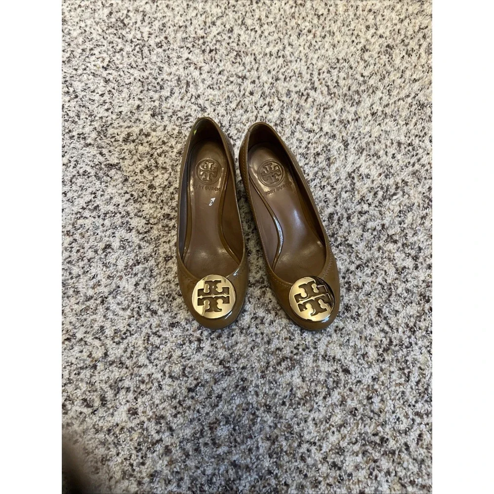 Tory Burch 'Sally' Women's Beige Leather Wedges Gold-Tone Logo - Sz 5.5, 2.5